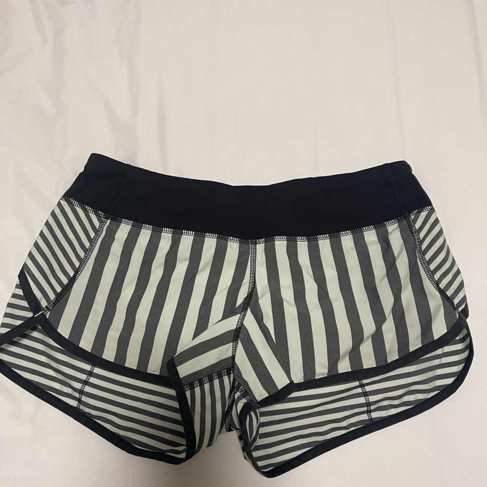 Lululemon 2.5 inch Hotty Hot shorts